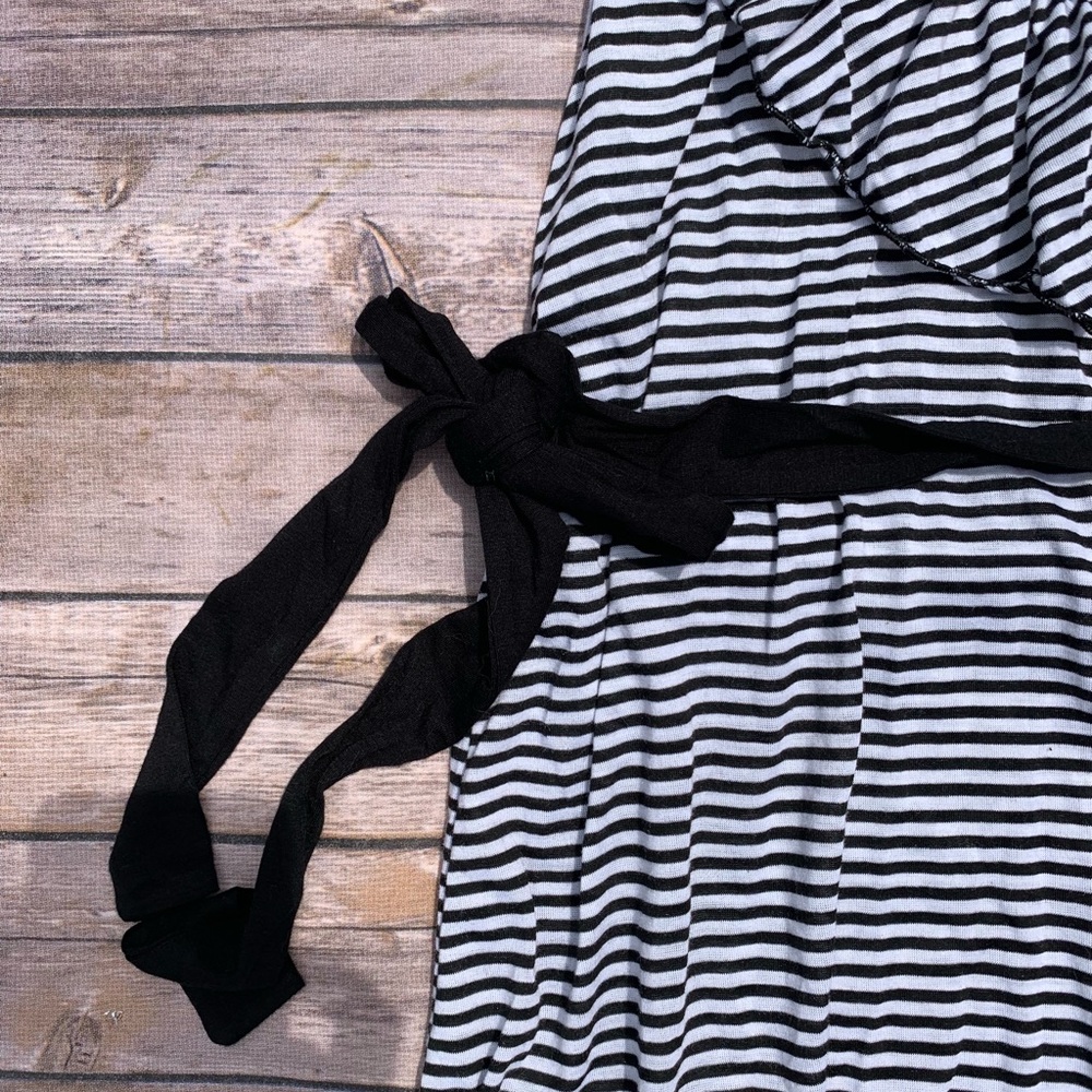 **SOLD** Black and white tank - Picture 3 of 4